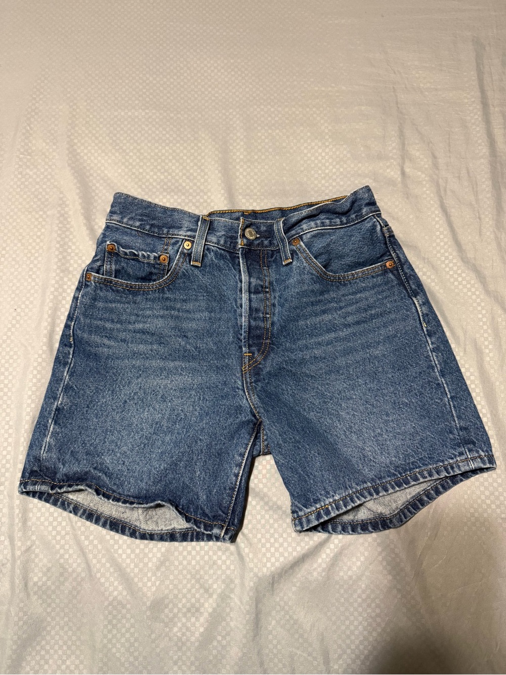 Size 27 classic blue denim Levi's 501 Mid-Thigh Shorts